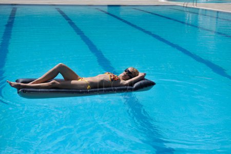 Téléchargez les photos : Femme relax sur piscine - en image libre de droit