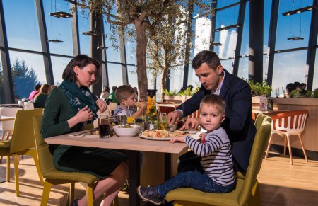 Téléchargez les photos : Heureux famille profiter de l'heure du déjeuner ensemble - en image libre de droit