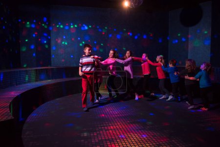 Téléchargez les photos : Enfant néon disco partie - en image libre de droit