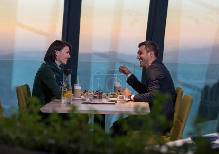 Téléchargez les photos : Couple aimant profiter d'un dîner romantique - en image libre de droit