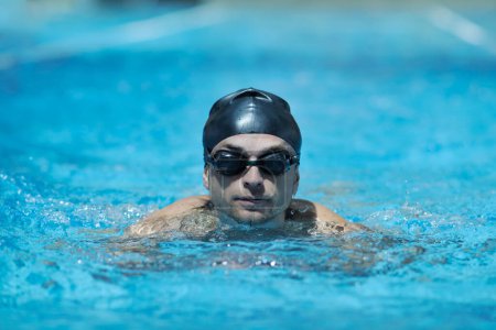 Foto de Atleta masculino está nadando en la piscina - Imagen libre de derechos