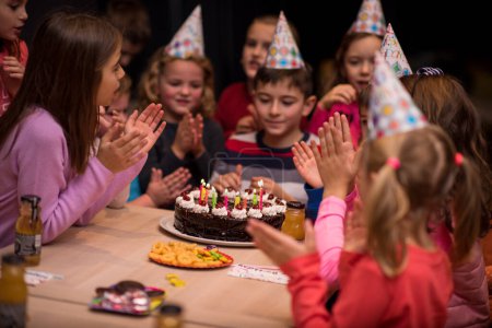 Téléchargez les photos : Le jeune garçon fête joyeusement son anniversaire - en image libre de droit