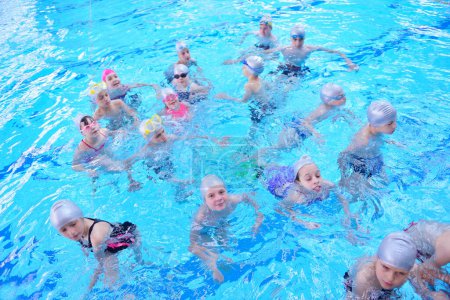 Foto de Grupo de niños en la piscina - Imagen libre de derechos