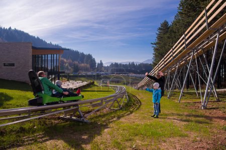 Téléchargez les photos : Bonne famille profitant des montagnes russes alpines - en image libre de droit