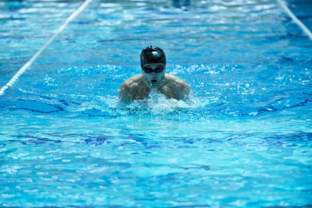 Téléchargez les photos : Athlète masculin nage dans la piscine - en image libre de droit