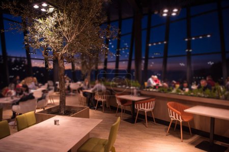 Téléchargez les photos : "belle soirée dans un restaurant de luxe
" - en image libre de droit