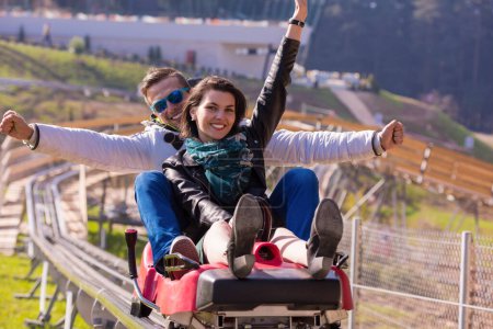 Téléchargez les photos : Couple conduite sur les montagnes russes alpines - en image libre de droit