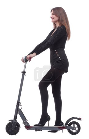 Téléchargez les photos : "vue latérale. jeune femme souriante avec un scooter électrique." - en image libre de droit