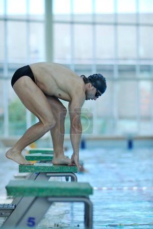 Foto de Joven nadador listo para empezar - Imagen libre de derechos