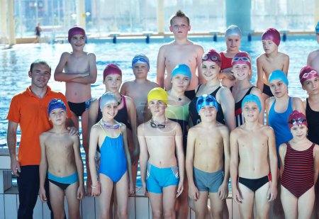 Foto de Grupo de niños felices en la piscina - Imagen libre de derechos