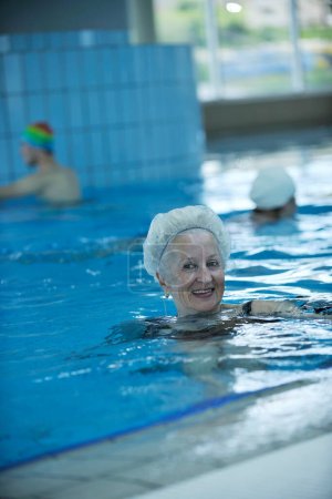 Téléchargez les photos : Femme âgée à la piscine - en image libre de droit
