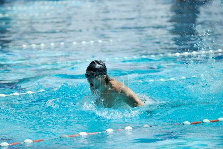 Foto de Atleta masculino está nadando en la piscina - Imagen libre de derechos