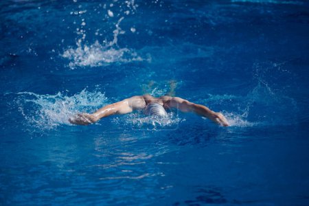Téléchargez les photos : Exercice de nageur sur piscine intérieure - en image libre de droit