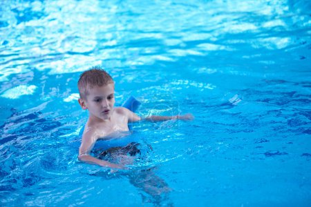 Téléchargez les photos : Enfant sur piscine - en image libre de droit
