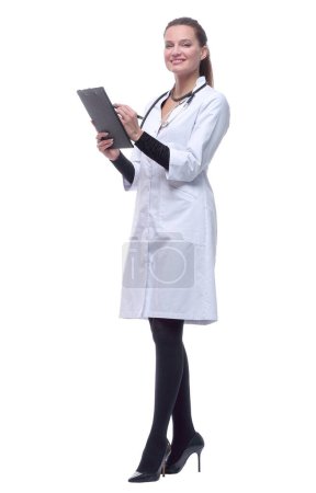 Foto de "en pleno crecimiento. mujer sonriente médico haciendo notas en el clipboa" - Imagen libre de derechos