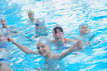 Téléchargez les photos : Groupe d'enfants à la piscine - en image libre de droit