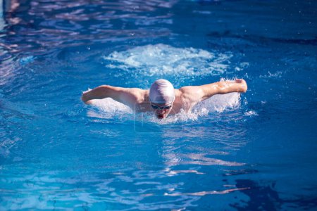 Téléchargez les photos : Exercice de nageur sur piscine intérieure - en image libre de droit