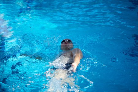 Foto de Ejercicio de nadador en la piscina cubierta - Imagen libre de derechos