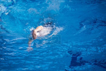 Foto de Ejercicio de nadador en la piscina cubierta - Imagen libre de derechos