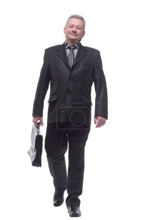 Téléchargez les photos : Homme d'affaires confiant marchant avec mallette - en image libre de droit