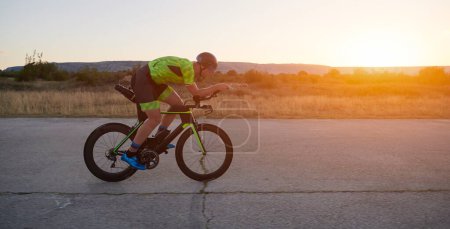 Foto de Triatlón atleta montar una bicicleta - Imagen libre de derechos