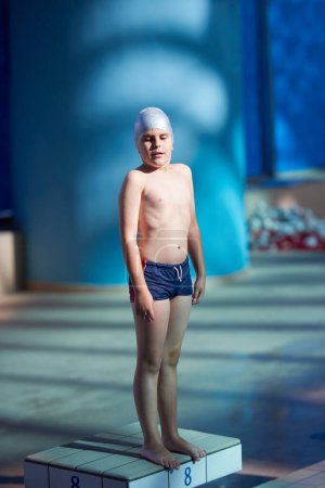 Téléchargez les photos : Portrait d'enfant sur piscine - en image libre de droit