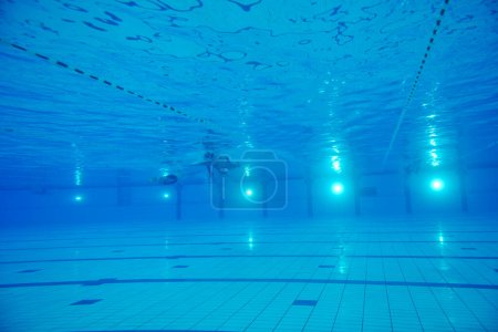 Téléchargez les photos : Piscine vue sous-marine - en image libre de droit
