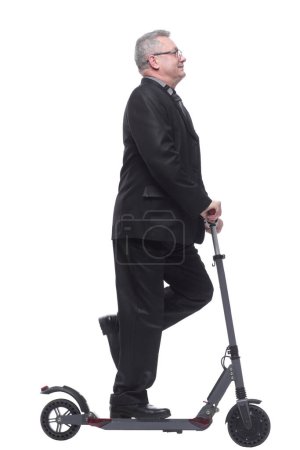 Foto de Vista lateral de un hombre que usa traje con scooter - Imagen libre de derechos