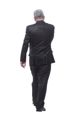 Téléchargez les photos : Arrière vue homme d'affaires marche isolé sur fond blanc - en image libre de droit