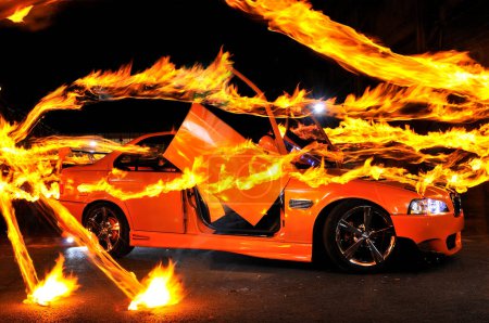 Téléchargez les photos : Rouge voiture chaud comme le feu - en image libre de droit