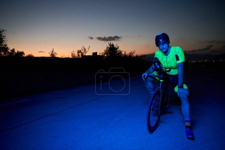 Foto de Retrato de atleta de triatlón mientras descansa en el entrenamiento en bicicleta - Imagen libre de derechos