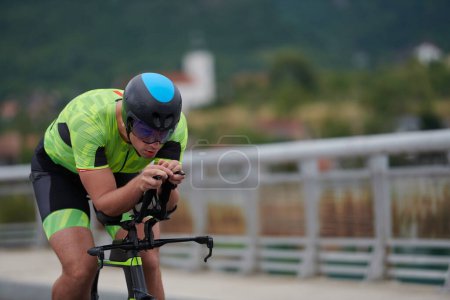Foto de Triatlón atleta montar una bicicleta en el entrenamiento de la mañana - Imagen libre de derechos