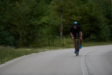 Foto de Atleta de triatlón montando una bicicleta con negro - Imagen libre de derechos