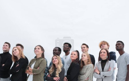 Foto de Jóvenes miran hacia arriba sobre un fondo blanco - Imagen libre de derechos