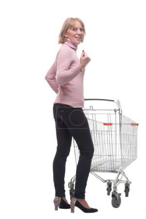 Foto de "Vista trasera de la mujer casual con el carrito de compras vacío sobre fondo blanco" - Imagen libre de derechos