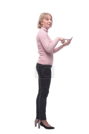 Téléchargez les photos : Vue latérale de jolie dame regardant son écran de téléphone portable - en image libre de droit
