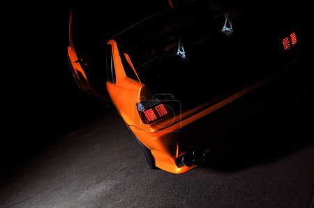 Téléchargez les photos : Un rêve de tuning de voiture, voiture orange - en image libre de droit