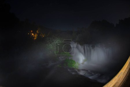 Téléchargez les photos : Cascades en vue de nuit - en image libre de droit