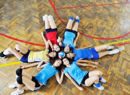 Téléchargez les photos : Filles jouant au volley-ball jeu intérieur - en image libre de droit