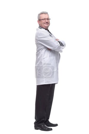 Téléchargez les photos : Médecin professionnel avec stéthoscope et lunettes dans une image de vue latérale - en image libre de droit
