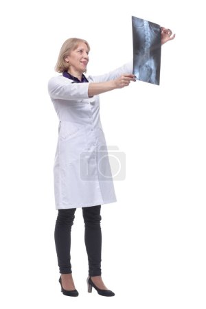 Téléchargez les photos : Portrait d'une femme médecin regardant une radiographie - en image libre de droit
