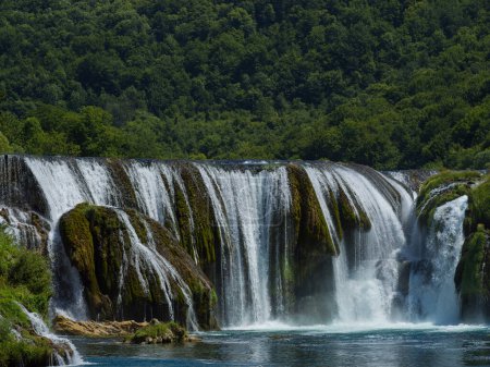 Téléchargez les photos : Belle cascade, vue sur le paysage pour papier peint - en image libre de droit
