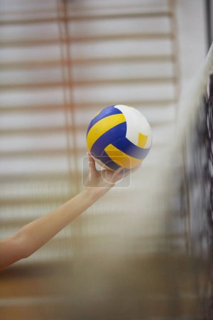 Téléchargez les photos : Balle de volley-ball à la main gros plan - en image libre de droit