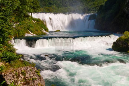 Téléchargez les photos : Magnifique vue sur la cascade, fond d'écran nature - en image libre de droit