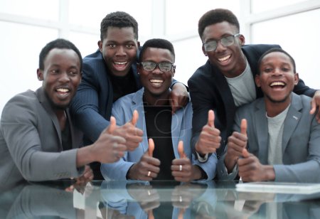 Foto de Grupo de empleados sonrientes dando un pulgar hacia arriba - Imagen libre de derechos