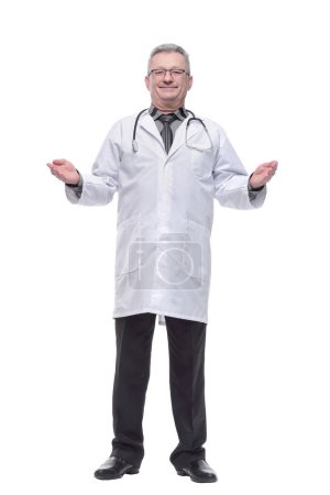 Foto de Guapo y confiado médico o cirujano de pie con un abrigo blanco con corbata y un estetoscopio alrededor del cuello - Imagen libre de derechos