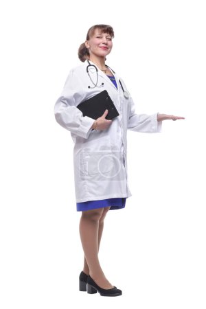 Téléchargez les photos : Une femme médecin souriante avec un dossier en uniforme - en image libre de droit