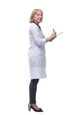 Téléchargez les photos : Médecin femme souriante avec stéthoscope et presse-papiers - en image libre de droit