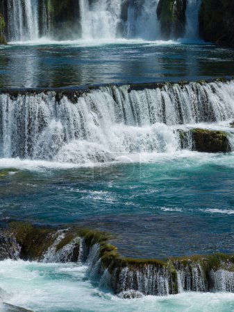 Téléchargez les photos : Belle cascade, vue sur le paysage pour papier peint - en image libre de droit