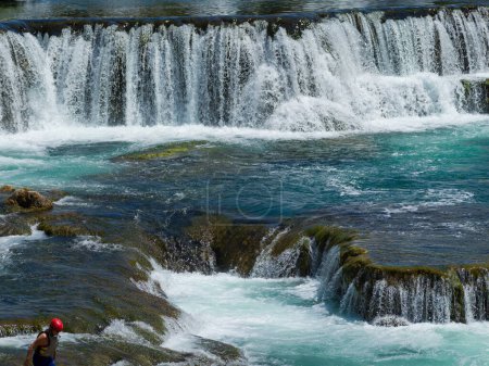 Téléchargez les photos : Belle vue panoramique cascade - en image libre de droit